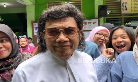 Raja dangdut Rhoma Irama saat ditemui di TPS 069 di SMPN 141 Jakarta, Jalan Pondok Jaya VIII Nomor 15B, Pela Mampang, Kecamatan Mampang Prapatan, Rabu (14/2/2024). 