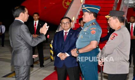 Presiden Jokowi dan Irian Jokowi saat tiba di Pangkalan TNI AU Halim Perdanakusuma pada Sabtu (29/7/2023) usai kunjungannya ke China.