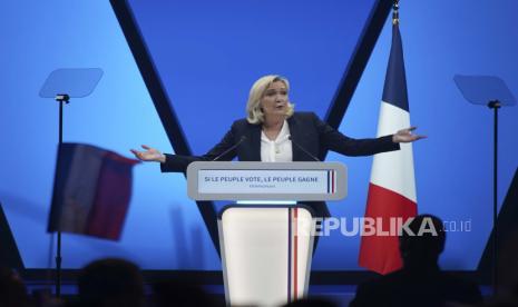 Macron Mengutuk Larangan Jilbab oleh Marine Le Pen. Foto:  Pemimpin sayap kanan Prancis Marine Le Pen menyampaikan pidatonya selama kampanye di Perpignan, Prancis selatan, Kamis, 7 April 2022. Putaran pertama pemilihan presiden Prancis akan berlangsung pada 10 April, dengan pemilihan presiden putaran kedua pada 24 April jika tidak ada calon yang menang langsung.