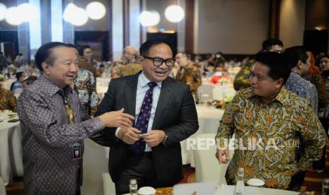 Wakil Menteri BUMN Kartika Wirjoatmodjo (tengah) berbincang dengan Direktur Utama PT Bank Syariah Indonesia Tbk (BSI) Hery Gunardi (kanan) saat pembukaan BSI Global Islamic Finance Summit (GIFS) 2023 di Jakarta, Rabu (15/2/2023). Acara internasional summit keuangan syariah yang pertama kali digelar oleh bank syariah di Indonesia ini diharapkan memberikan kontribusi kemajuan keuangan syariah dalam pengembangan sektor riil di Indonesia.