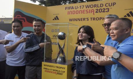 Penjabat Gubernur Jawa Barat Bey Triadi Machmudin (kedua kiri) bersama Wakil Ketua PSSI Ratu Tisha Destria (ketiga kanan) berfoto dengan trofi Piala Dunia U-17 saat dipamerkan pada Trophy Experience Bandung di Taman Cikapayang Dago, Kota Bandung, Jawa Barat, Ahad (22/10/2023). Kegiatan tersebut merupakan rangkaian dari acara Tur Trofi Piala Dunia u-17di empat kota. Hal itu bertujuan untuk mempromosikan sekaligus meningkatkan kesadaran masyarakat terkait gelaran Piala Dunia U-17 2023 yang diselenggarakan pada 10 November 2023 hingga 2 Desember 2023.