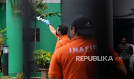  Kronologi Penembakan Kantor MUI Versi Saksi Mata. Foto:  Tim INAFIS melakukan identifikasi saat olah TKP di kantor Majelis Ulama Indonesia (MUI) pascainsiden penembakan di Jakarta, Selasa (2/5/2023). Dalam insiden tersebut pelaku penembakan tewas dan dua orang lainnya yakni resepsionis MUI mengalami luka pada bagian punggung dan pegawai MUI lainnya terluka akibat menabrak pintu saat menghindari tembakan tersebut. Dalam peristiwa tersebut, pihak Kepolisian masih melakukan penyidikan terkait pelacakan latar belakang pelaku penembakan di Gedung MUI tersebut.