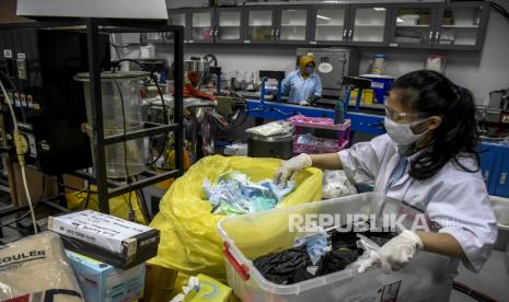 Petugas mengambil limbah masker untuk diolah menjadi biji plastik di Gedung Lembaga Ilmu Pengetahuan Indonesia (LIPI), Jalan Sangkuriang, Kota Bandung, Kamis (19/8). LIPI melalui Loka Penelitian Teknologi Bersih (LPTB) menawarkan teknologi untuk daur ulang limbah masker sekali pakai menggunakan mesin ekstruder dan alat cetak yang nantinya dapat dimanfaatkan oleh masyarakat guna meminimalisir timbunan sampah yang berbahaya bagi lingkungan. 