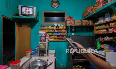 Warga menonton tv di salah satu warung kopi di Rangkasbitung, Lebak, Banten, Rabu (30/6/2021). Kementerian Komunikasi dan Informatika akan melakukan migrasi penyiaran televisi dari saluran analog yang telah mengudara hampir 60 tahun ke saluran digital dengan analog switch off (ASO) mulai Agustus 2021 dilakukan secara bertahap hingga November 2022. 