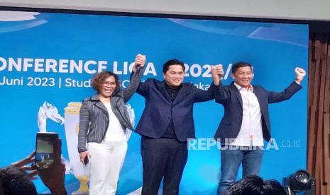 Ketua Umum PSSI Erick Thohir (tengah) dalam konferensi pers Liga 1 2023/2024 di Jakarta, Kamis (15/6/2023). 