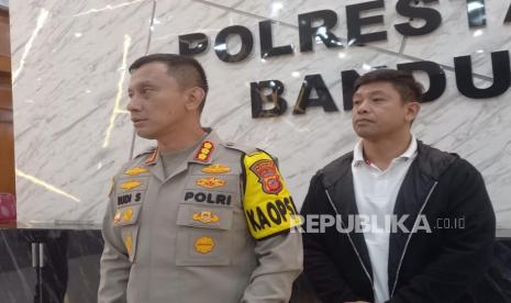 Kapolrestabes Bandung Kombes Pol Budi Sartono didampingi Kasatreskrim Polrestabes Bandung AKBP Agah Sonjaya memberikan keterangan penetapan status Bule Australia Mcarthur Brenton dari saksi menjadi tersangka setelah menjalani pemeriksaan lebih dari 12 jam, Sabtu (29/4/2023).