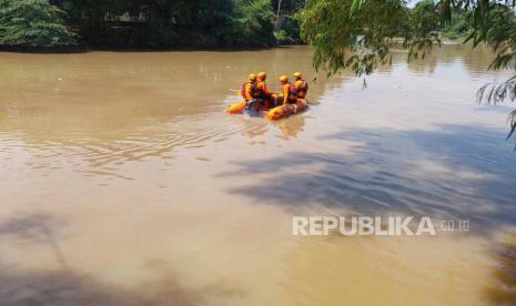 Aliran di Kali Bekasi di Kecamatan Bekasi Timur, Kota Bekasi, tercemar limbah industri.