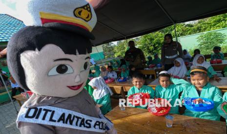 Sejumlah murid SD menyantap makanan bergizi saat uji coba makan bergizi gratis di SDN 104 Kendari, Sulawesi Tenggara, Jumat (15/11/2024). Direktorat Lalu Lintas Kepolisian Daerah (Ditlantas Polda) Sulawesi Tenggara melakukan uji coba makan bergizi gratis bagi murid Sekolah Dasar (SD) sebagai dukungan terhadap program Pemerintahan Presiden dan Wakil Presiden Prabowo Subianto-Gibran Rakabuming Raka. 