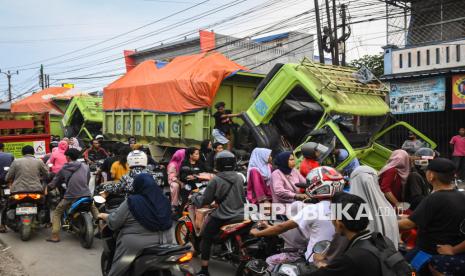 Kondisi truk bermuatan tanah yang dirusak warga di jalan Salembaran, Teluknaga, Kabupaten Tangerang, Banten, Kamis (7/11/2024). Masyarakat memboikot belasan truk bermuatan tanah tersebut seusai menabrak seorang anak. 