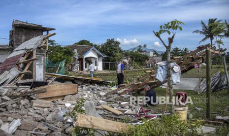 Sejumlah warga berada di depan rumah yang rusak pasca gempa bumi di Kampung Selakawung, Kecamatan Cilaku, Kabupaten Cianjur, Selasa (22/11/2022). Berdasarkan data dari BPBD Kabupaten Cianjur hingga Senin (21/11/2022) pukul 20.00 WIB jumlah bangunan dan rumah rusak akibat gempa bumi mencapai 2.345 unit serta 13.784 orang mengungsi. Republika/Abdan Syakura