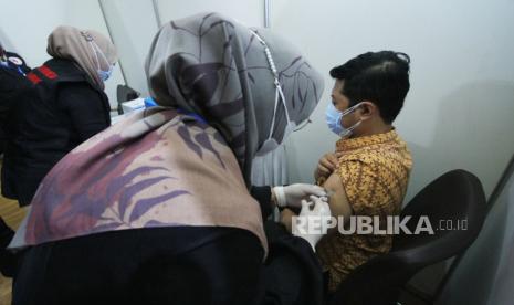 Petugas sedang bersiap melakukan vaksinasi Covid-19 (ilustrasi) 