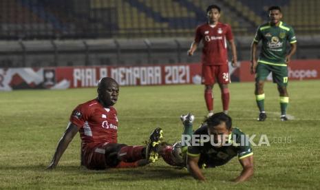 Penyerang Persebaya Surabaya Samsul Arif Munip (kedua kiri) dijegal bek Persik Kediri Onorionde Kughegbe (kiri) dalam pertandingan babak penyisihan Grup C Piala Menpora 2021 di Stadion Si Jalak Harupat, Kabupaten Bandung, Selasa (23/3). Dalam pertandingan tersebut Persebaya Surabaya berhasil mengalahkan Persik Kediri dengan Skor 2-1. Foto: Republika/Abdan Syakura