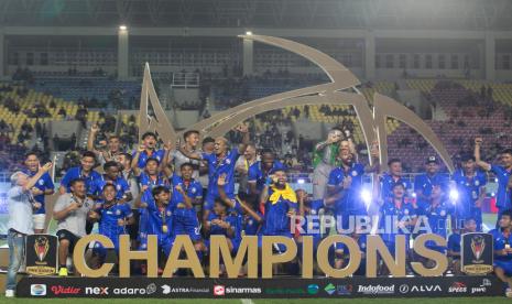 Pesepak bola Arema FC berselebrasi diatas podium usai berhasil keluar sebagai juara Piala Presiden 2024 setelah mengalahkan Borneo FC Samarinda pada pertandingan final di Stadion Manahan, Solo, Jawa Tengah, Ahad (4/8/2024).  Arema FC menjadi juara Piala Presiden 2024 setelah mengalahkan Borneo FC Samarinda melalui adu penalti dengan skor 5-4. 