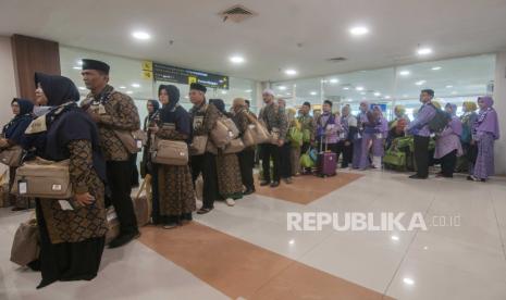 Sejumlah calon jamaah umroh antre saat pengecekan dokumen imigrasi di Bandara Adi Soemarmo, Boyolali, Jawa Tengah, Sabtu (9/9/2023). PT Angkasa Pura I Bandara Adi Soemarmo kembali membuka penerbangan umroh langsung menuju Jeddah yang dilayani oleh maskapai Lion Air Airbus 330-300 dan Airbus 330-900 NEO dengan membawa calon jamaah umroh penerbangan pertama sebanyak 433 orang. .