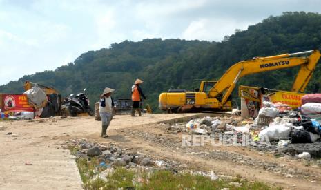 Aktivitas pembuangan sampah terhenti imbas penutupan jalan masuk di Tempat Pengolahan Sampah Terpadu (TPST) Piyungan, Bantul, Yogyakarta, Ahad (8/5/2022). Warga menutup akses menuju TPST Piyungan ini merupakan bentuk penolakan terhadap proses transisi pembuangan sampah ke lahan baru. Selain itu, warga juga meminta penutupan TPST Piyungan secara permanen.