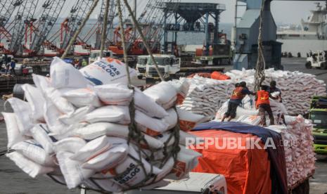 Pekerja saat bongkar muat beras impor di Pelabuhan Tanjung Priok, Jakarta, Kamis (12/10/2023).