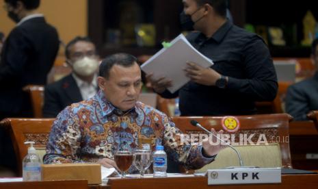 Ketua Komisi Pemberantasan Korupsi (KPK) Firli Bahuri bersiap mengikuti Rapat Kerja (raker) dengan Komisi III DPR di Kompleks Parlemen, Jakarta, Rabu (8/6/2022). Rapat kerja yang tertutup tersebut membahas Rencana Kerja Anggaran Kementerian Negara/Lembaga (RKA K/L) tahun 2023.Prayogi/Republika