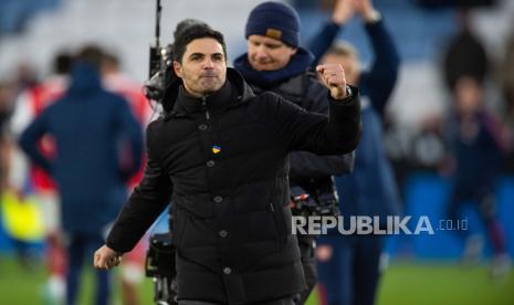 Manajer Arsenal Mikel Arteta merayakan kemenangan pada pertandingan sepak bola Liga Inggris antara Leicester City dan Arsenal, di Leicester, Inggris, Sabtu (25/2/2023).