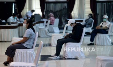 Antrean di Kantor Pusat Pegadaian, Jakarta, Selasa (21/4). Aturan physical distancing mengarahkan orang untuk menjaga jarak aman setidaknya dua meter dari orang lain.