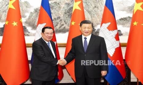  Dalam foto yang dirilis oleh Kantor Berita Xinhua China ini, Perdana Menteri Kamboja Hun Sen (kiri) dan Presiden China Xi Jinping berjabat tangan di sela-sela pertemuan di Wisma Negara Diaoyutai di Beijing, Jumat, 10 Februari 2023. Hun Sen bertemu Jumat dengan Xi Jinping dalam kunjungan ke sekutunya yang menggarisbawahi hubungan yang semakin dekat antara kedua negara Asia. 