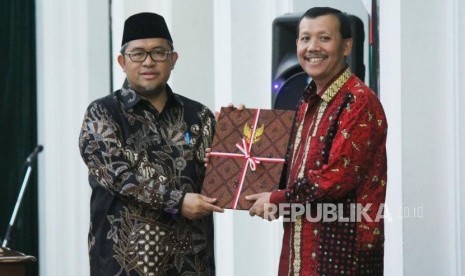 Serah terima tugas Gubernur Jawa barat Ahmad Heryawan (kiri) kepada Pelaksana Harian (Plh) Gubernur Jawa Barat Iwa Karniwa (kanan), di Aula Barat, Gedung Sate, Kota Bandung, Rabu (13/6).