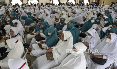 Sejumlah jamaah calon haji mengikuti bimbingan manasik haji di Gedung Islamic Center, Kabupaten Ciamis, Jawa Barat, Rabu (1/6/2022). Kemenag Upayakan 8.000 Kuota Tambahan Haji Terserap Maksimal