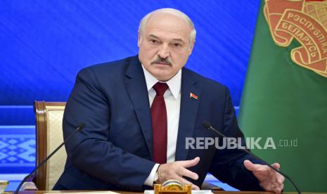  Presiden Belarusia Alexander Lukashenko saat berbicara dalam konferensi pers tahunan di Minsk, Belarus, Senin, 9 Agustus 2021. Pemimpin otoriter Belarus pada hari Senin menuduh bahwa oposisi merencanakan kudeta menjelang pemilihan presiden tahun lalu yang memicu gelombang protes massa selama berbulan-bulan. Presiden Alexander Lukashenko mengadakan konferensi pers tahunannya pada hari Senin, peringatan satu tahun pemungutan suara yang memberinya masa jabatan keenam tetapi dikecam oleh oposisi dan Barat sebagai kecurangan.