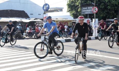 Presiden Joko Widodo (Jokowi) bersepeda bersama Ketua Umum Partai Demokrat Agus Harimurti Yudhoyono (AHY) di Yogyakarta, Ahad, (28/1/2024). Setelah bersepeda, keduanya melanjutkan sarapan pagi bersama. Pertemuan Jokowi dan AHY membahas berbagai persoalan kebangsaan hingga situasi politik di Tanah Air saat ini. 