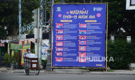 Sebuah baliho sosialisasi waspada Covid-19 dipasang oleh Protokol dan Komunikasi Pimpinan (Prokopim) Kota Bandung, di Jalan LRE Martadinata, Kota Bandung, Selasa (22/6). Berbagai upaya terus dilakukan Pemkot Bandung dan semua unsur terkait untuk mencegah makin mewabahnya Covid-19 di Kota Bandung, salah satunya sosialisasi dan edukasi pemahaman tentang Covid-19 serta protokol kesehatan (Prokes).