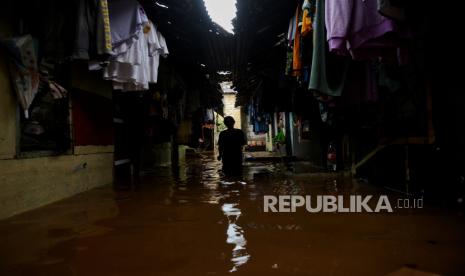 Warga beraktivitas saat pemukimannya terendam banjir di kawasan Cilandak, Jaksel, Ahad (7/1/2024). Hari ini, Senin (8/1/2024), Jakarta diprakirakan kembali hujan.