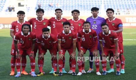 Pemain Timnas U-20 Indonesia berfoto bersama jelang melawan Timnas U-20 Irak dalam kualifikasi Grup A Piala Asia U-20 di Stadion Lokomotiv, Tashkent, Uzbekistan, Rabu (1/3/2023). 