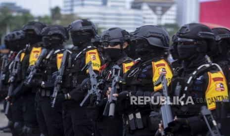 Polisi mengikuti apel Gelar Pasukan Operasi Lilin 2022 di kawasan Monas, Jakarta, Kamis (22/12/2022). 