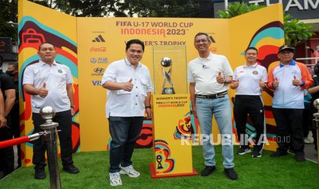 Ketua Umum PSSI Erick Thohir (kedua kiri) bersama Penjabat Gubernur DKI Jakarta Heru Budi Hartono (tengah) berfoto saat membuka pameran trofi Piala Dunia U-17 pada Hari Bebas Kendaraan Bermotor (HBKB) di Bundaran Hotel Indonesia, Jakarta, Ahad (15/10/2023). PSSI menggelar rangkaian pameran Trofi Piala Dunia U-17 di empat kota Jakarta, Bandung, Solo dan Surabaya dalam rangka menyambut perhelatan turnamen Piala Dunia U-17 2023 yang akan berlangsung pada 10 November 2023.