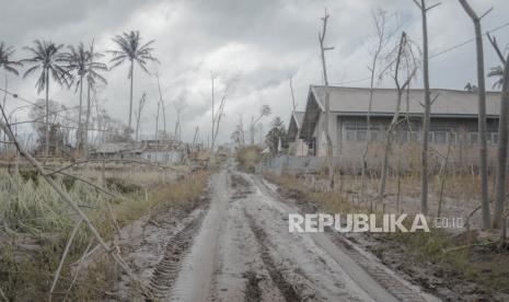 BNPB melaporkan, jumlah korban jiwa dalam musibah letusan Gunung Semeru di Kabupaten Lumajang, Jawa Timur hingga Senin (6/12) malam mencapai 22 orang, jumlah korban luka sebanyak 56 orang, dan 22 warga dilaporkan hilang. (Foto: Suasana Dusun Curah Kobokan tertimbun material longsor awan panas setelah erupsi Gunung Semeru di Desa Supitarang)