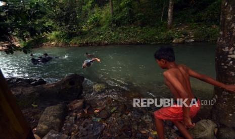 Objek Wisata di Tanah Datar Tutup Selama Libur Lebaran. Pengunjung bermain air di pemandian Lubuk Soda, Nagari Tambangan, Kabupaten Tanah Datar, Sumatera Barat, Selasa (9/3/2021). Pemandian Lubuk Soda yang baru dibuka dan menjadi lokasi favorit itu memiliki air yang dingin, jernih dan bersih, berpotensi dikembangkan menjadi objek wisata keluarga di daerah itu. 