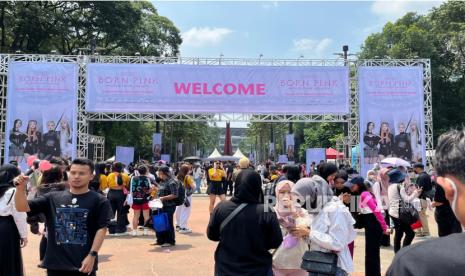 Penggemar grup K-pop Blackpink, Blink Indonesia memadati dan memeriahkan Blackpink World Tour (Born Pink) Jakarta di area Stadion Utama Gelora Bung Karno (GBK), Jakarta Pusat, Sabtu (11/3/2023). Kepala Seksi Penyuluhan dan Hubungan Masyarakat Dinas Lingkungan Hidup (DLH) DKI Jakarta Yogi Ikhwan mengatakan sampah-sampah yang berserakan di sekitar Gelora Bung Karno (GBK), Senayan, Jakarta Pusat, seusai konser Blackpink bukan tanggung jawab DLH DKI Jakarta melainkan tanggung jawab penyelenggara konser (event organizer/ EO).