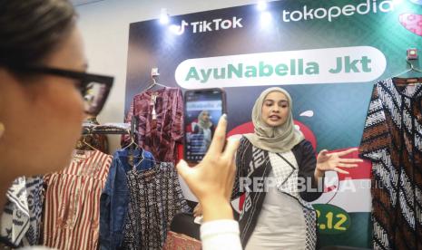 Seorang jurnalis mewawancarai TikToker Ayu Nabella di boothnya saat peluncuran promosi belanja Beli Lokal 12-12 di Jakarta, Selasa (12/12/2023). TikTok Shop kembali beroperasi di Indonesia setelah berinvestasi sebesar 1,5 miliar dolar AS di platform e-commerce perusahaan teknologi Indonesia GoTo, Tokopedia. 