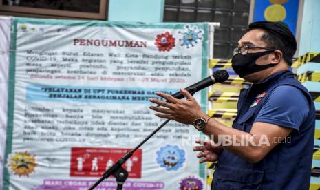 Gubernur Jawa Barat Ridwan Kamil memberikan keterangan pers usai menjalani uji klinis fase tiga vaksin Covid-19 di Puskesmas Garuda, Jalan Dadali, Kota Bandung, Senin (14/9). Gubernur Jawa Barat Ridwan Kamil bersama Kapolda Jabar Irjen Rudy Sufahriadi, Pangdam III/Siliwangi Mayjen TNI Nugroho Budi Wiryanto dan Kepala Kejati Jabar Ade Eddy Adhyaksa menjalani penyuntikan kedua sebagai relawan uji klinis fase tiga vaksin Covid-19. Foto: Abdan Syakura/Republika