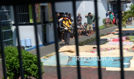 Penyemprotan Lapas Cebongan. Petugas TRC BPBD Sleman menyemprot disinfektan di Lapas Cebongan, Sleman, Yogyakarta, Rabu (25/3)