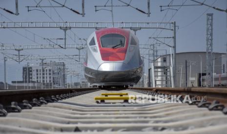 Rangkaian Electric Multiple Unit (EMU) Kereta Cepat Jakarta Bandung (KCJB) terparkir di area Depo Kereta Cepat Jakarta Bandung (KCJB) Tegalluar di Tegalluar, Kabupaten Bandung, Jawa Barat, Kamis (22/6/2023). PT Kereta Cepat Indonesia China (KCIC) tengah berupaya memperoleh izin operasi Kereta Cepat Jakarta Bandung (KCJB) jelang peluncuran moda transportasi yang ditargetkan pada Agustus 2023.