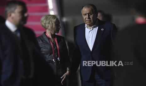 Menteri Luar Negeri Rusia Sergey Lavrov, kanan, berbincang dengan Duta Besar Rusia untuk Indonesia Lyudmila Vorobyova setibanya di menghadiri KTT G20 di Bandara Internasional Ngurah Rai di Bali, Indonesia, Ahad, 13 November 2022.