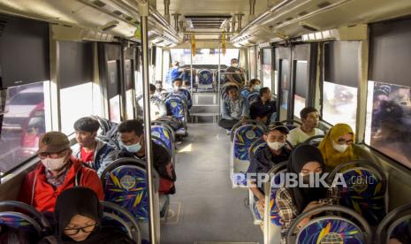 Sejumlah warga mengenakan masker berada di dalam bus Damri di Halte Asia Afrika, Kota Bandung, Rabu (18/5/2022). Satuan Tugas (Satgas) Penanganan Covid-19 memastikan Indonesia resmi masuk masa transisi dari pandemi menjadi endemi Covid-19. Kondisi itu ditandai dengan sejumlah relaksasi aktivitas masyarakat dan protokol kesehatan Covid-19 seperti penghapusan kebijakan pemeriksaan PCR atau antigen bagi pelaku perjalanan, serta memperbolehkan masyarakat untuk tidak memakai masker di ruang terbuka. Foto: Republika/Abdan Syakura