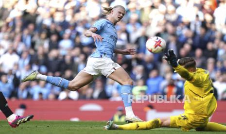 Pemain Manchester City Erling Haaland mencetak gol ketiga timnya pada pertandingan sepak bola Liga Premier Inggris antara Manchester City dan Leicester City di Stadion Etihad di Manchester, Inggris, Sabtu (15/4/2023). 