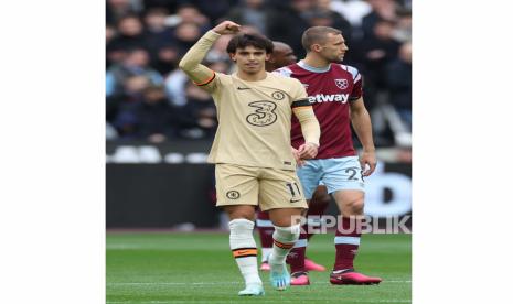 Joao Felix (kiri) dari Chelsea merayakan setelah mencetak gol selama pertandingan sepak bola Liga Premier Inggris antara West Ham United dan Chelsea FC di London, Inggris,Sabtu,  (11/2/2023(.