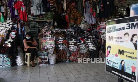 Pedagang batik menjajakan daganganya di los pakaian Pasar Beringharjo, Yogyakarta, Senin (26/7/2021). Setelah tutup selama PPKM Darurat, saat ini los non esensial seperti los batik maupun kerajinan di Pasar Beringharjo mulai dibuka menyusul penyesuaian PPKM di DIY. 