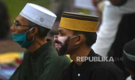 Hukum Memakai Masker Saat Sholat. Ilustrasi