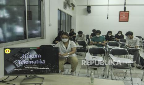 Sejumlah mahasiswa mengikuti perkuliahan tatap muka terbatas di UPN Veteran Jakarta, Jakarta Selatan, Senin (11/10/2021). Pemerintah memberikan izin perguruan tinggi di wilayah Pemberlakuan Pembatasan Kegiatan Masyarakat (PPKM) level 1-3 untuk menggelar perkuliahan secara tatap muka terbatas dengan menerapkan protokol kesehatan. 