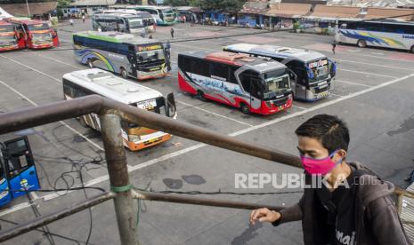 Suasana sejumlah bus berbagai jurusan. Ilustrasi