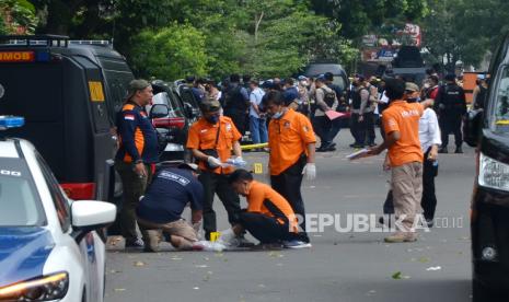 Petugas melakukan oleh TKP bom bunuh diri di Markas Sektor Kepolisian Astana Anyar, Kota Bandung, Rabu (7/12/2022). Dalam peristiwa itu 11 orang yang menjadi korban. 10 orang merupakan anggota polisi dan satu orang warga sipil yang sedang melintas di sekitar lokasi kejadian. Sedangkan pelaku bom bunuh diri dipastikan tewas di lokasi.