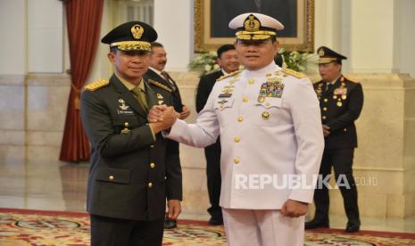 Panglima TNI Agus Subiyanto (kiri) bersama Laksamana Yudo Margono sebelum acara pelantikan di Istana Negara, Jakarta, Rabu (22/11/2023). Presiden Joko Widodo melantik Jenderal Agus Subiyanto sebagai Panglima TNI menggantikan Laksamana Yudo Margono yang akan memasuki masa purnatugas.